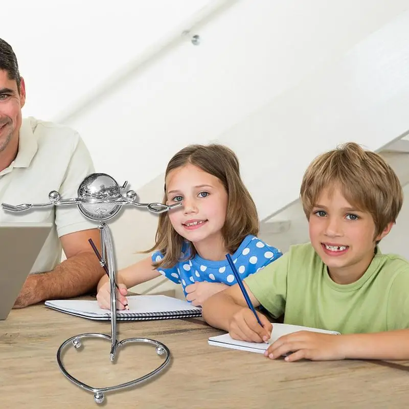 Péndulo de equilibrio de hombre pequeño, decoraciones de hierro para arte de oficina, juguete de equilibrio, adorno para el hogar y la Oficina, juguetes de escritorio - imagen 3