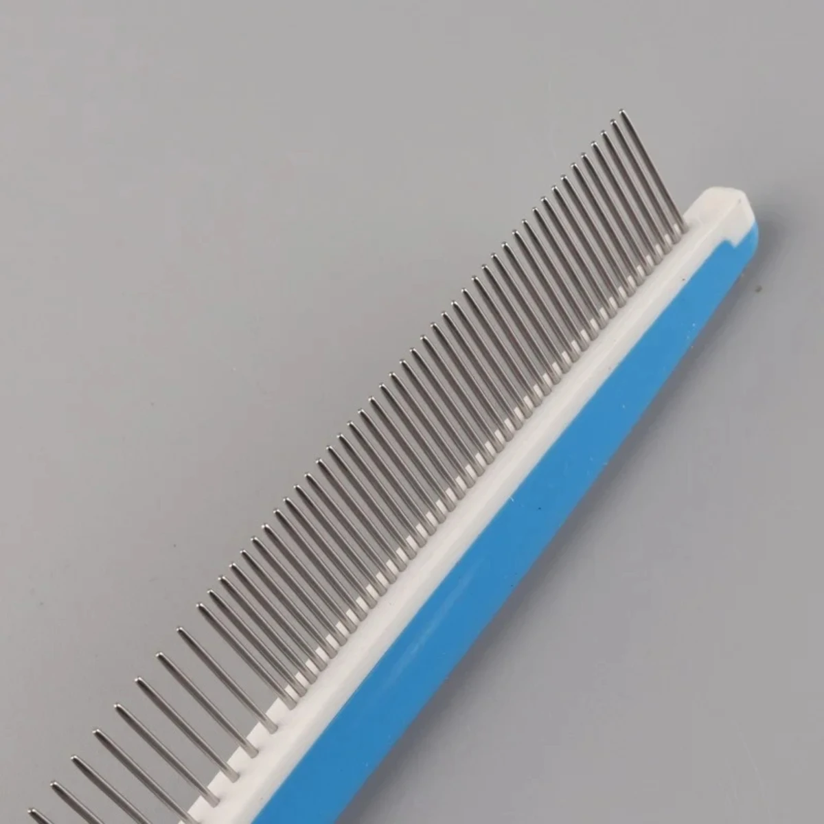 Peine para perros y gatos con dientes lisos de acero inoxidable, herramientas profesionales de cuidado para perros para eliminar enredos y nudos, peine para mascotas para perros - imagen 4