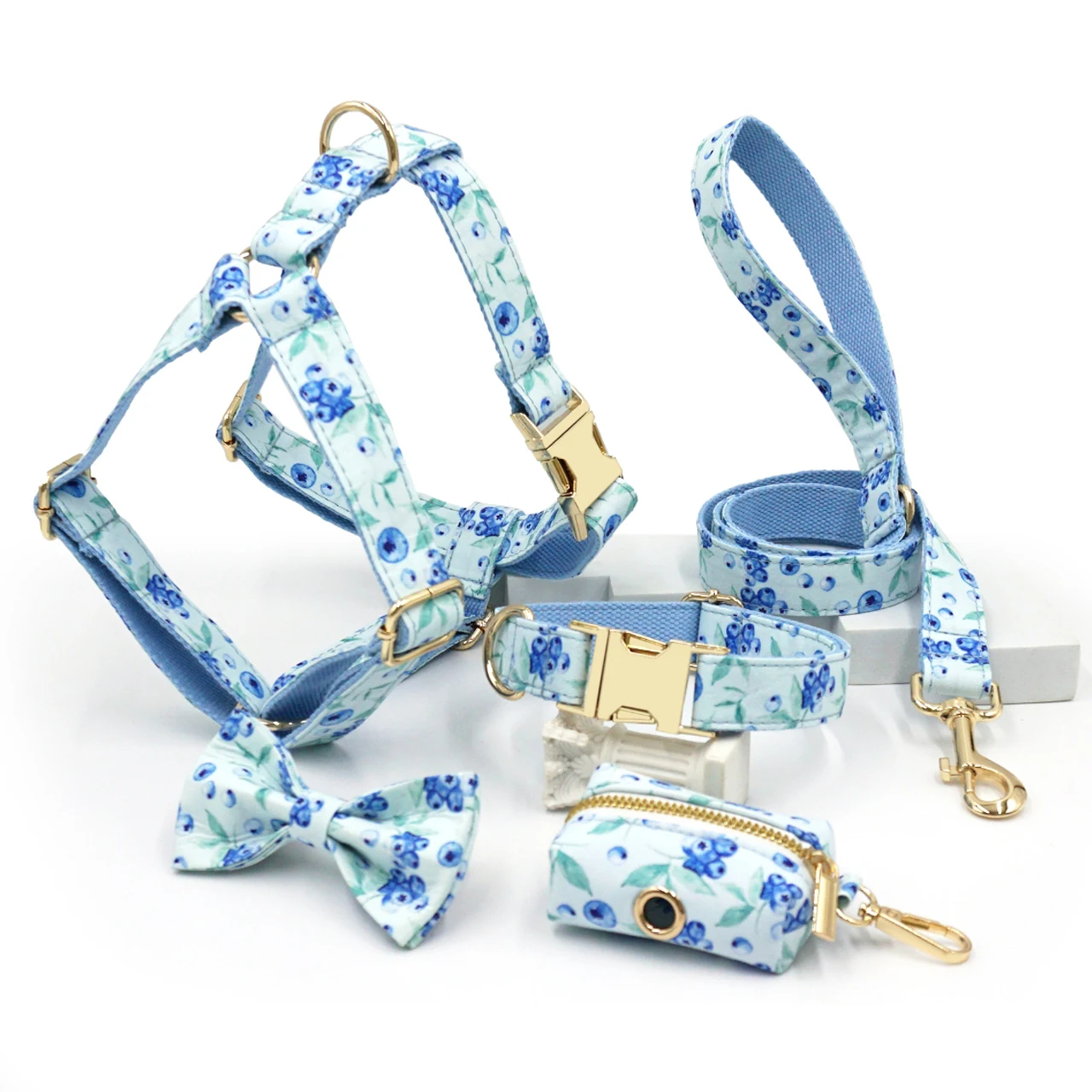 Juego de arnés y correa para perros, arnés suave acolchado de malla para perros pequeños, patrón de arándanos, Collar de perro ajustable con nombre personalizado de lujo