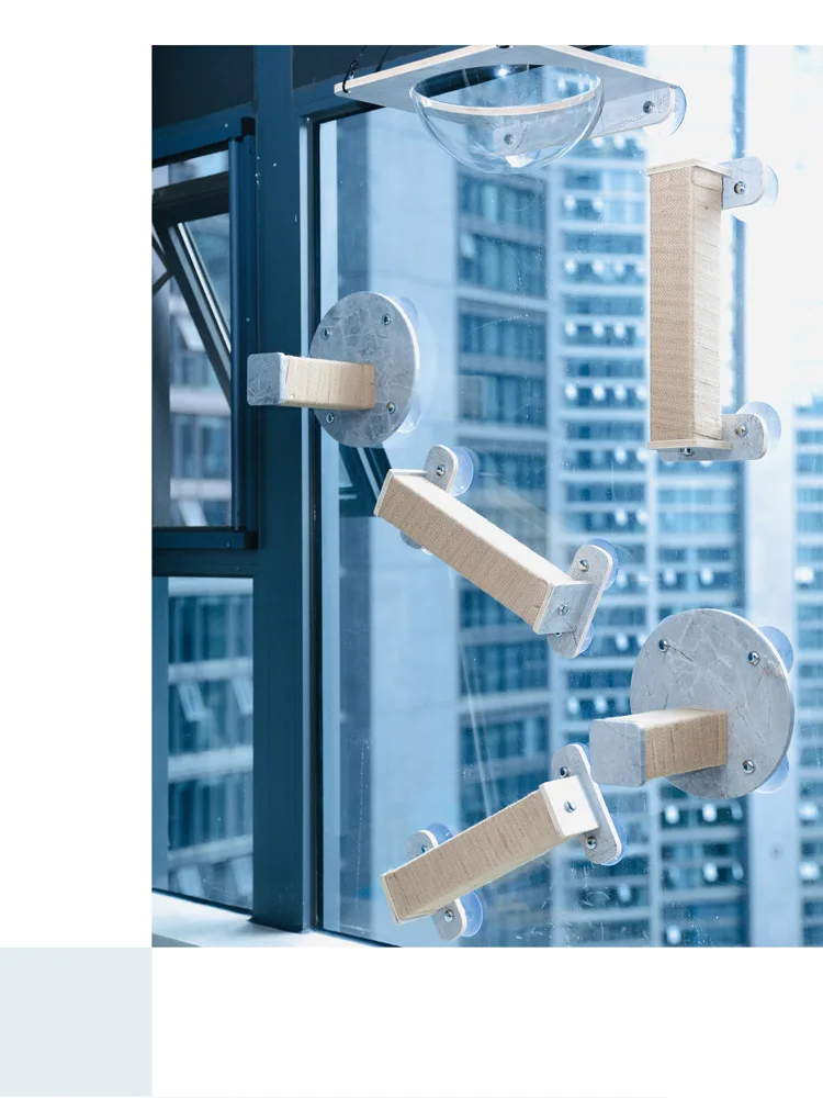 Un juguete de madera colgando de una ventana