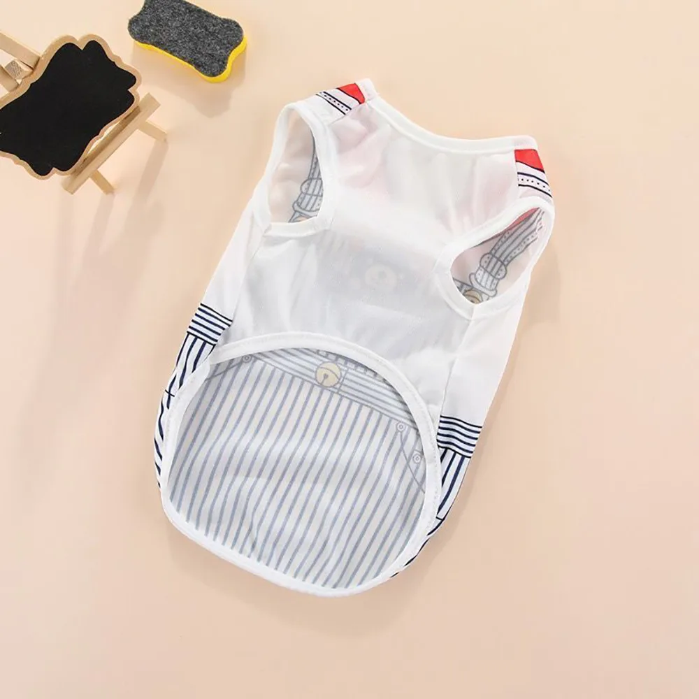 Un portabebés blanco y azul a rayas