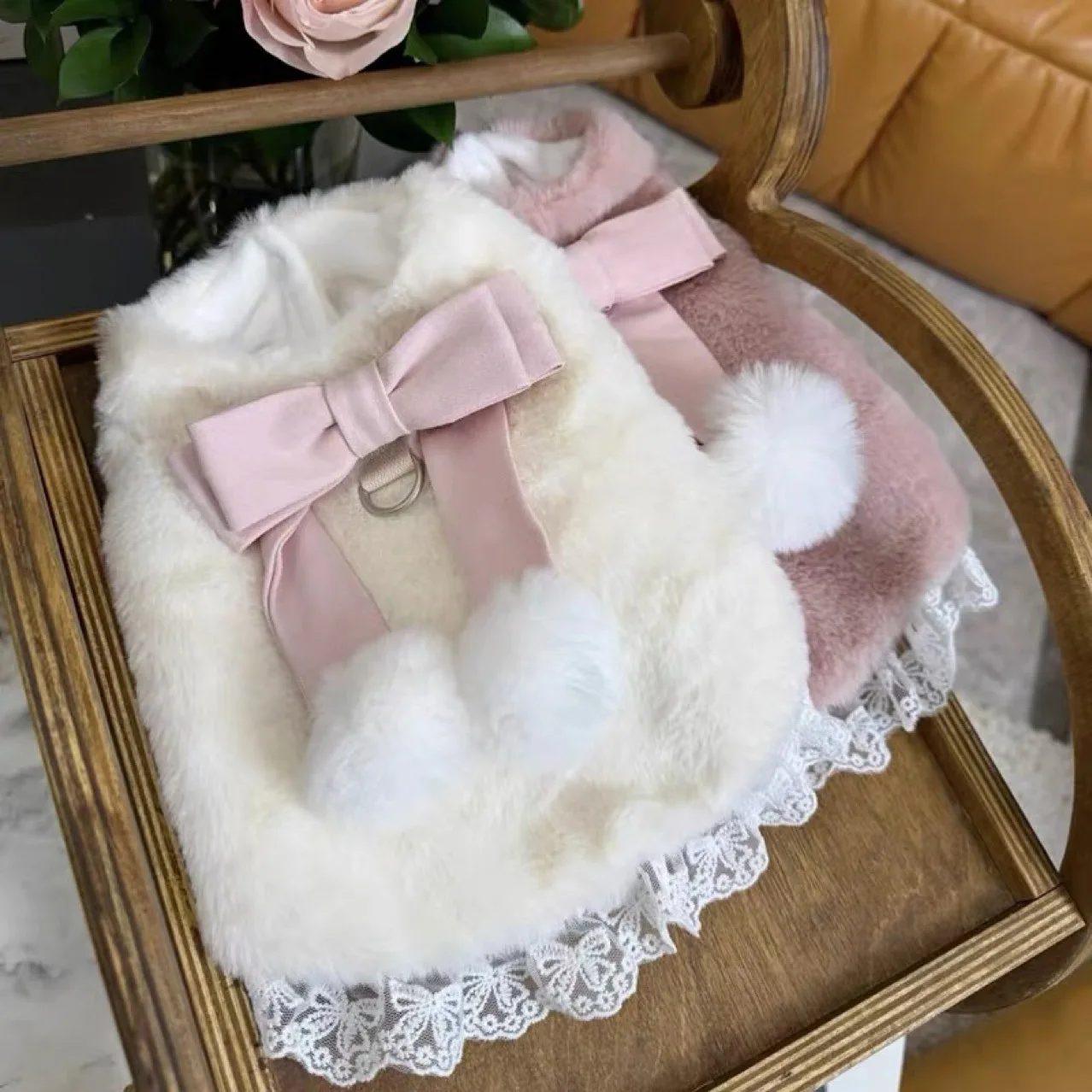 Abrigo de invierno peludo para perro con lazo grande, Chaqueta corta de piel de conejo, vestido de princesa para perro pequeño, ropa para perro Bichon