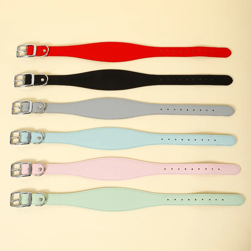 Detalle de las correas ajustables del collar