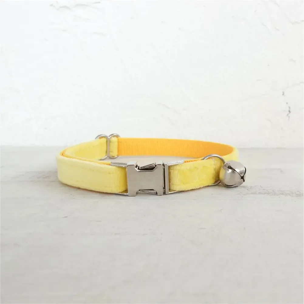 Collar de gato personalizado, contactos de nombre de identificación personalizados, hebilla de metal, collares de gato de terciopelo amarillo ajustables con campana - imagen 2