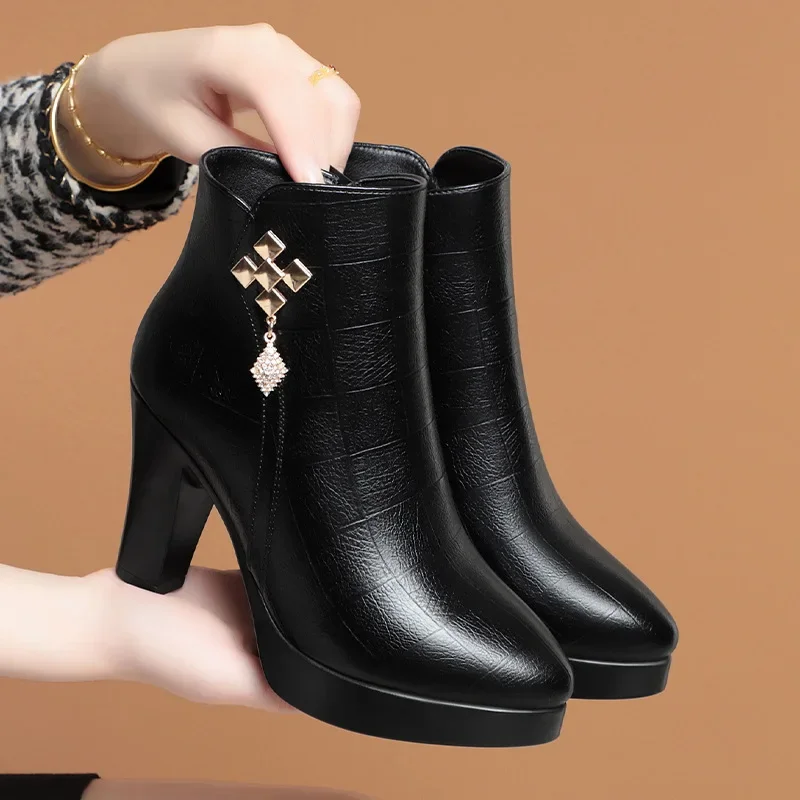 Botas de cuero suave cómodas que combinan con todo, 5cm, 6cm, 9cm, Otoño Invierno, tacones de bloque para mujer, botines cortos de piel para mamá de oficina - imagen 2