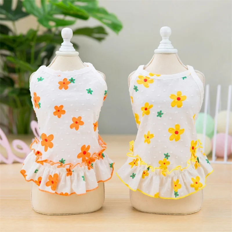 Detalle del tejido de algodón ligero del vestido para perros