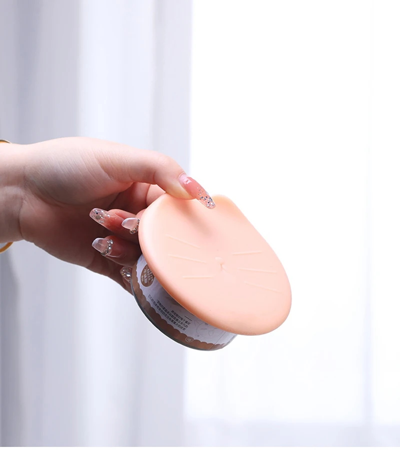 Tapa y cuchara de silicona mostradas junto a una lata abierta