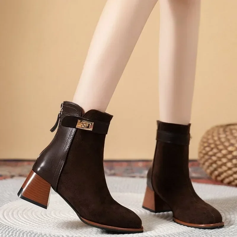 Botas cortas de ante de oveja para mujer, zapatos con punta cuadrada y tacón grueso, modernos y sólidos, para invierno, 2024 - imagen 5