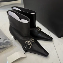 Botas Chelsea de tacón bajo con punta estrecha y hebilla