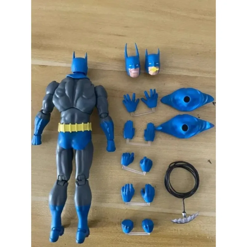 En STOCK, figuras originales de Anime Mafex, figura de Batman, figura de acción de Bruce Wayne, estatua coleccionable para niño, decoración de escritorio, regalo ornamental - imagen 2
