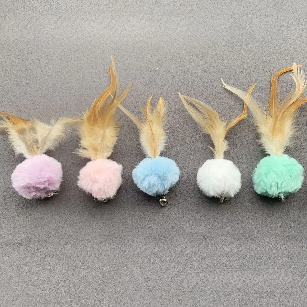 2 uds. Bola de peluche de color aleatorio, palo de Teaser para gatos con plumas para cambiar los cabezales, juguete para gatos, interacción de felpa, juguete para mascotas - imagen 2
