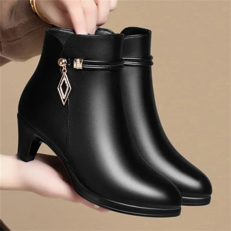 Zapatos cómodos de cuero suave para mujer, botas de plataforma con tacón alto de bloque, elegantes, color negro, para oficina, invierno, 2024 - imagen 3