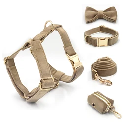 Arnés de terciopelo café para perros y collar con pajarita para gatos