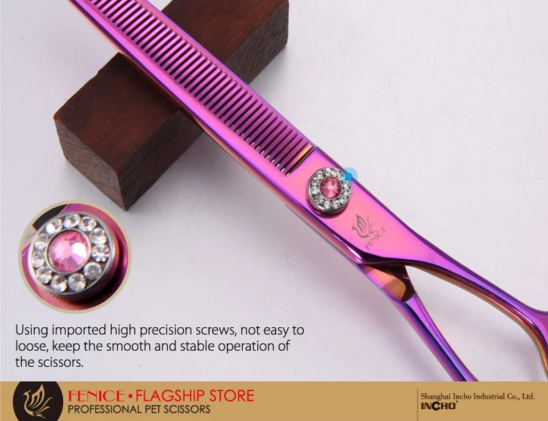 Tijeras siendo usadas en un perro golden retriever