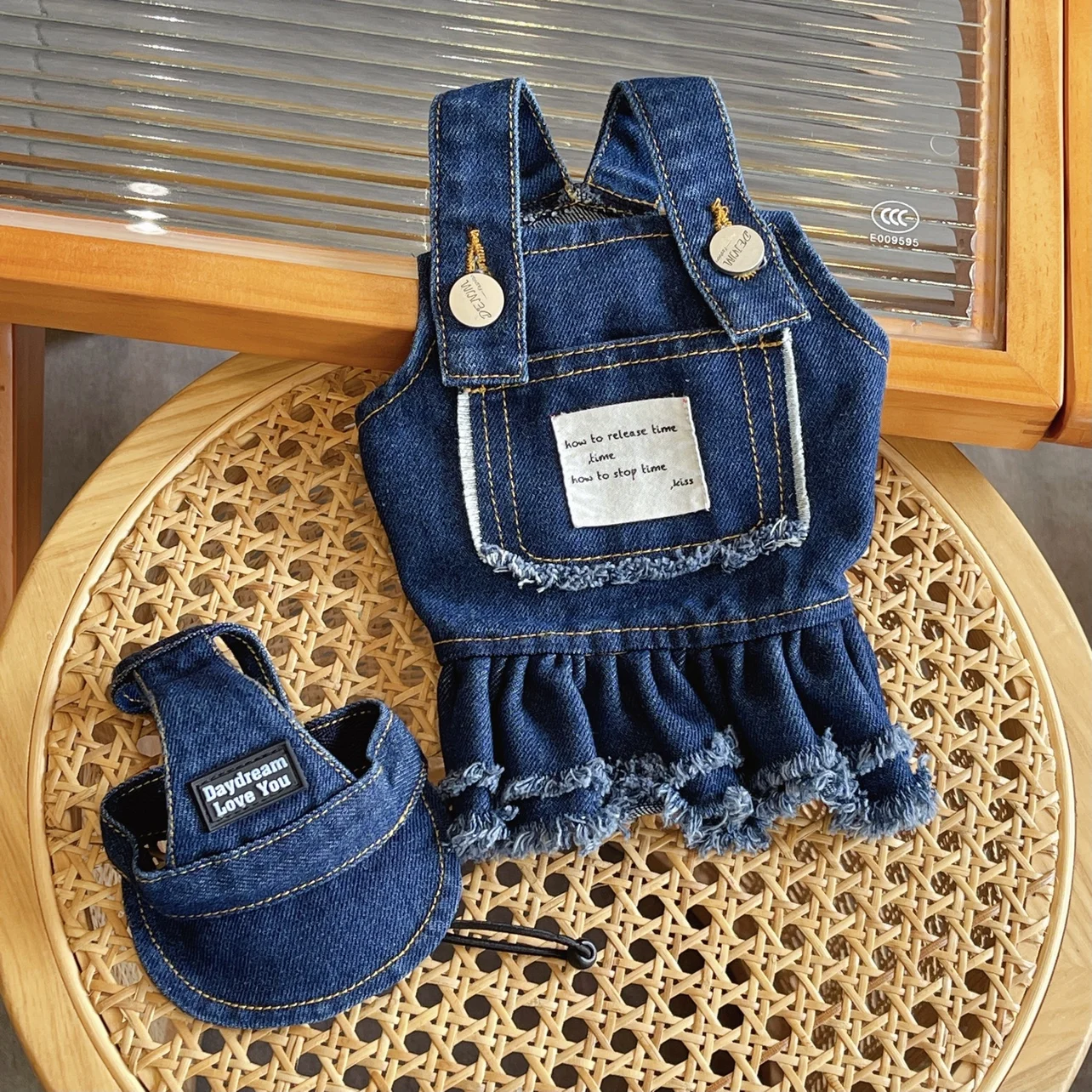 Ropa de verano para perros, pantalones vaqueros con sombrero, vestido para perros, estilo INS, ropa para perros pequeños y niñas, traje para parejas de mascotas, disfraz para cachorros, monos - imagen 4