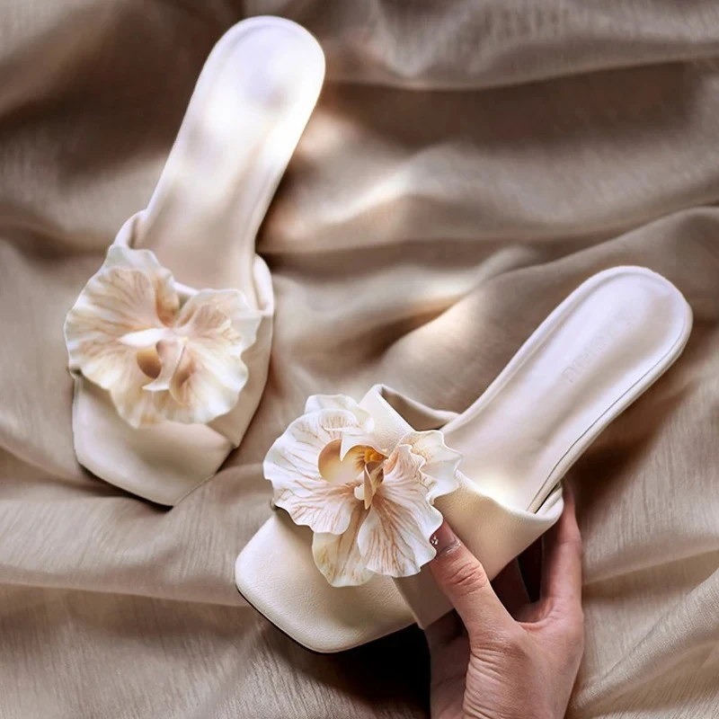 Sandalia de tacón bajo nude para mujer con diseño floral de mariposa