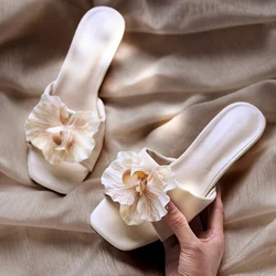 Sandalia de tacón bajo nude para mujer con diseño floral de mariposa