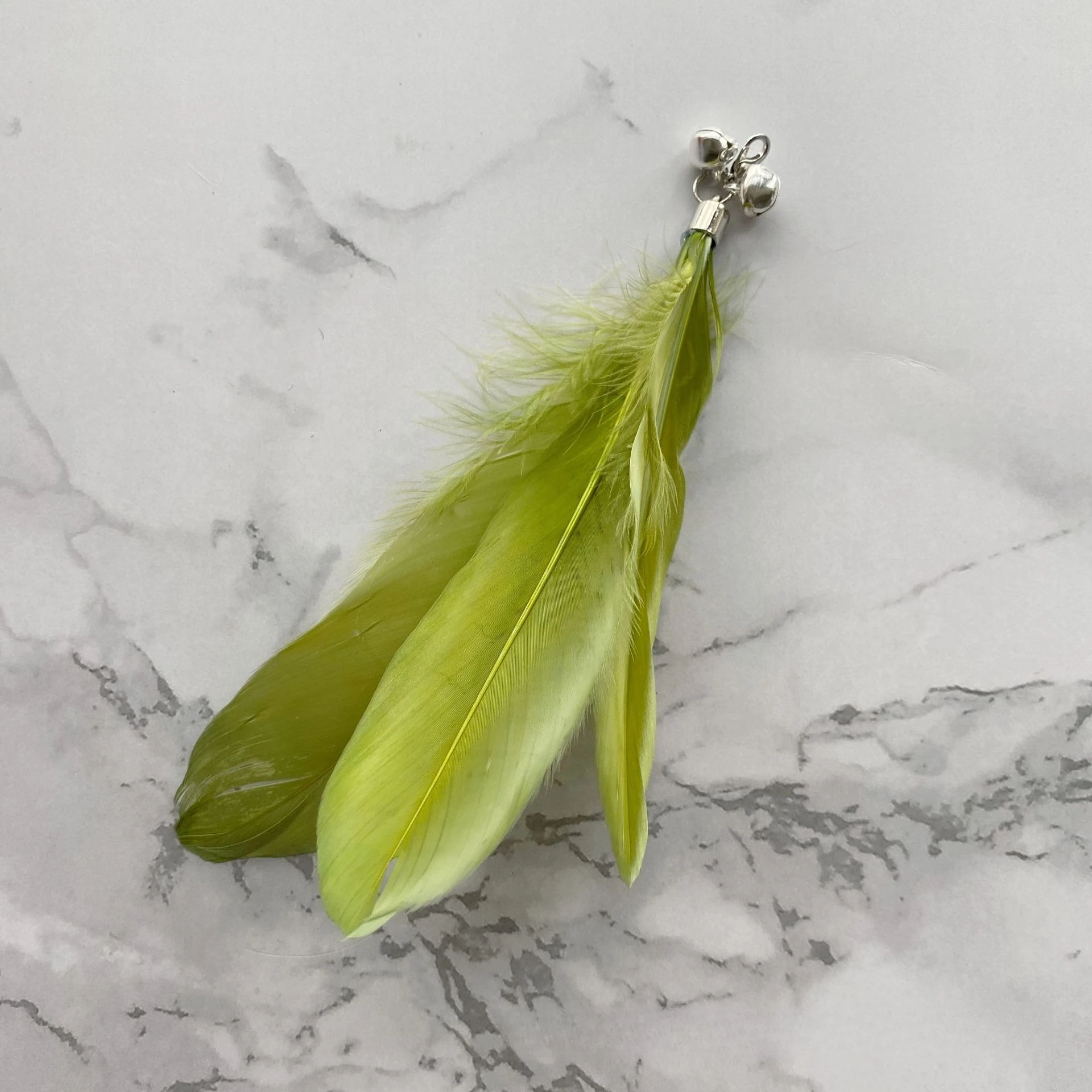 Juguete con plumas en acción