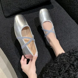 Mocasines de cuero a cuadros con pajarita plateada para perro