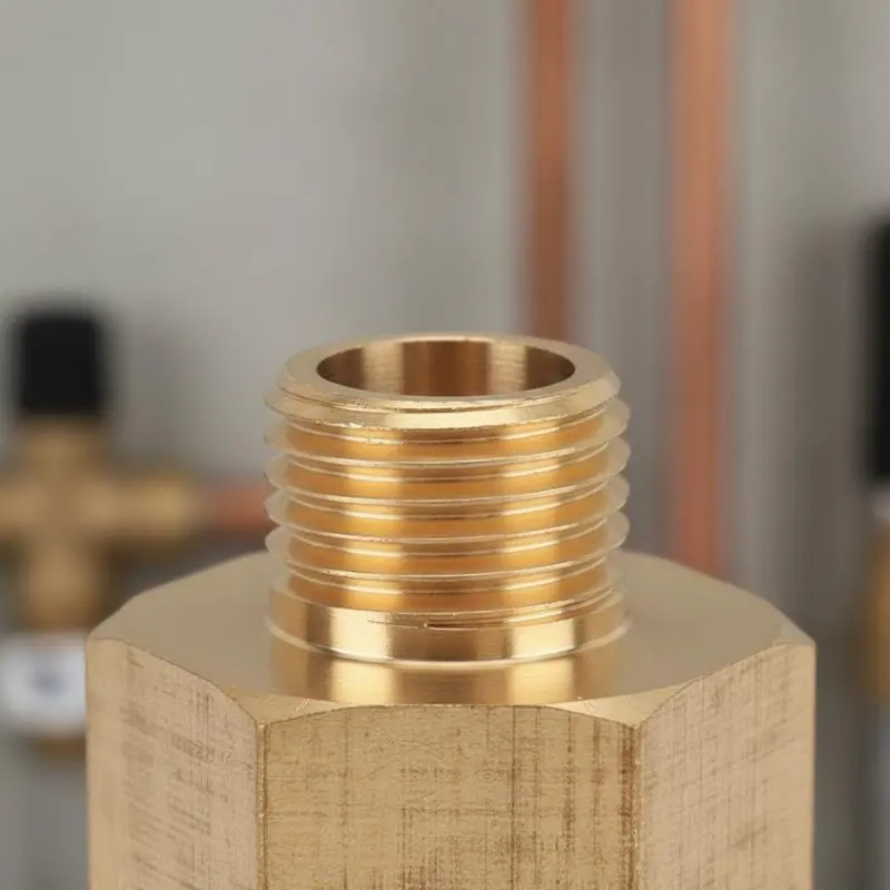 Adaptador reductor de latón macho-hembra con roscas profundas - imagen 3