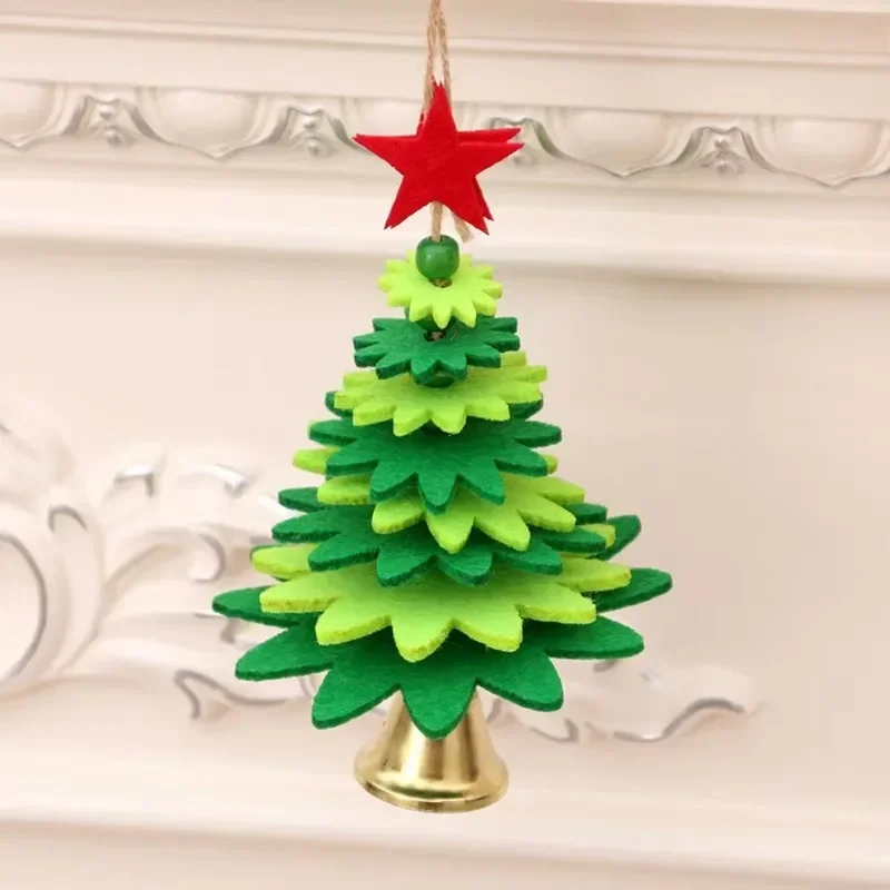 Un adorno de árbol de Navidad verde colgando de una cuerda