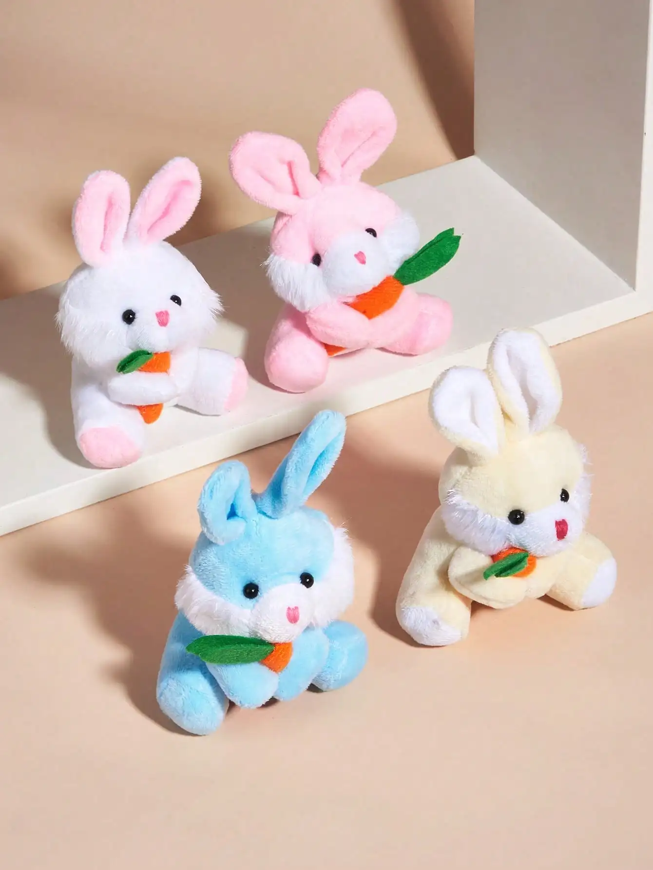 1 conejo de peluche de mascota de dibujos animados de la serie Pascua con rábano para interacción y juego de mascotas