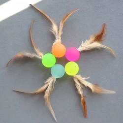 Pelota interactiva elástica con plumas suaves para gatos y perros