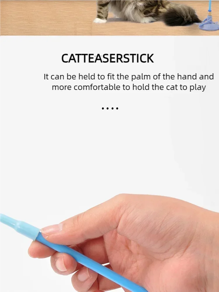 Un juguete de gato azul está sosteniendo una persona