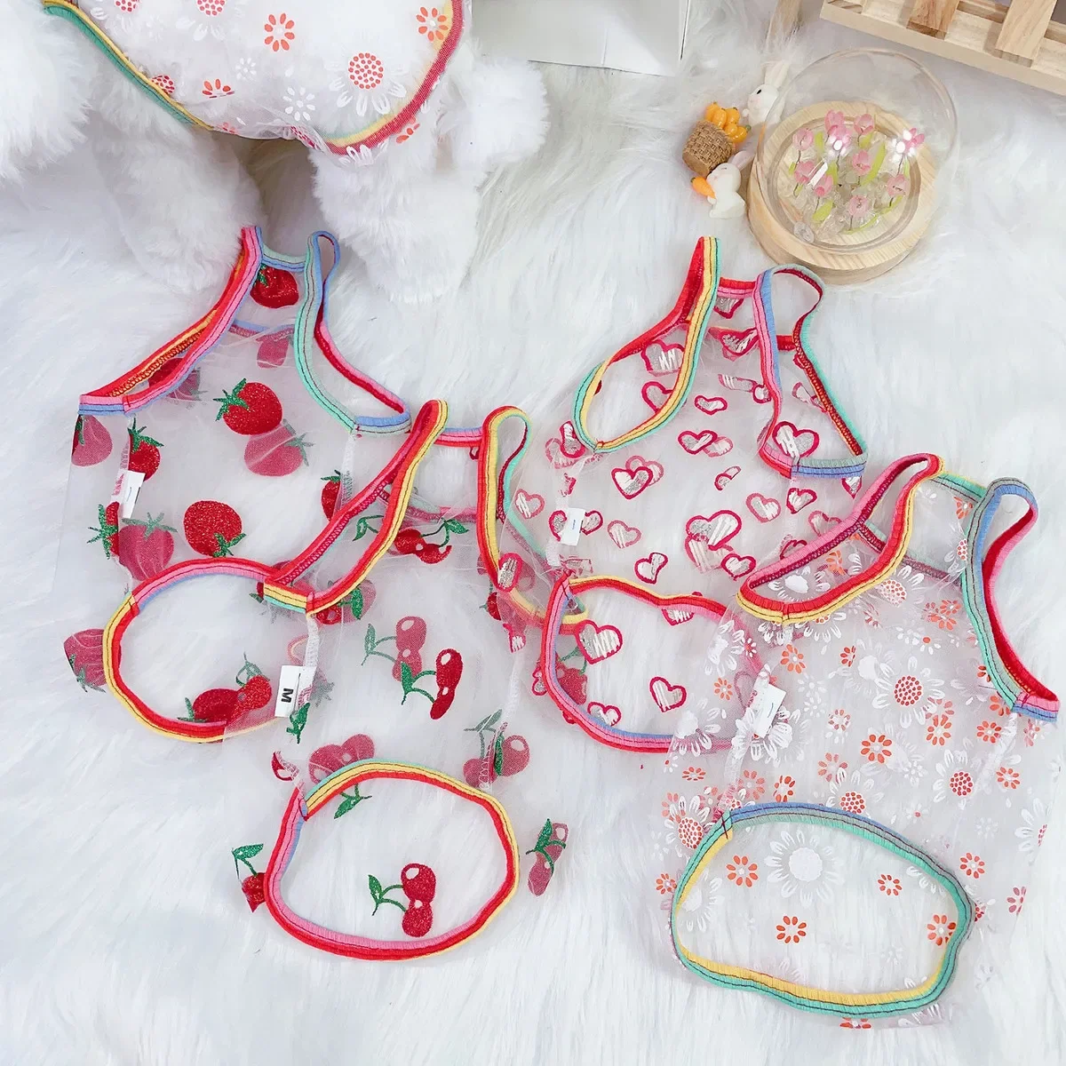 Camisola de fresa de malla para perros, bonita camisola de cereza para mascotas, protector solar, oso de peluche de malla, ropa para cachorros malteses, chaleco de refrigeración para perros