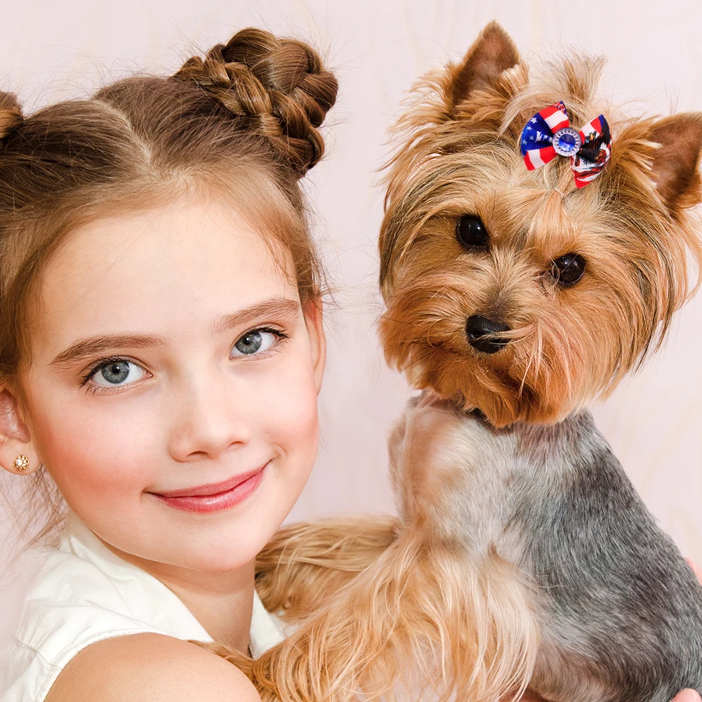 Detalle de lazos para perros con estampados de estrellas y rayas