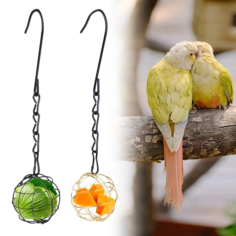 Dos pájaros sentados en una rama con un comedero para pájaros y un juguete para pájaros