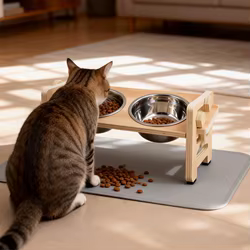 Soporte para comederos de gatos ajustable con tapete antiderrames
