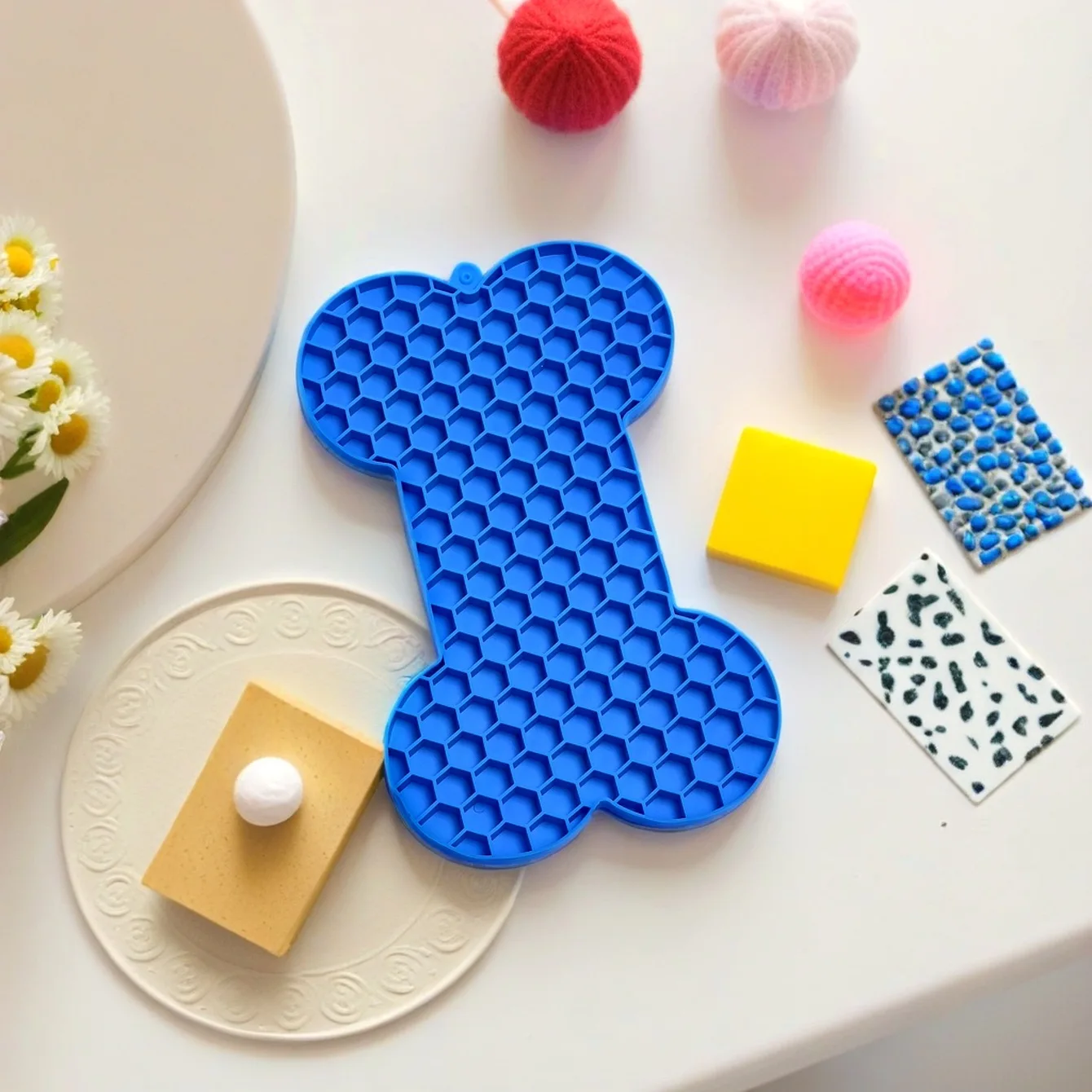 Estera para lamer mascotas con forma de hueso, alimentador lento de silicona para perros y gatos, almohadilla para lamer antiastres para mantequilla de maní y alimentos - imagen 3