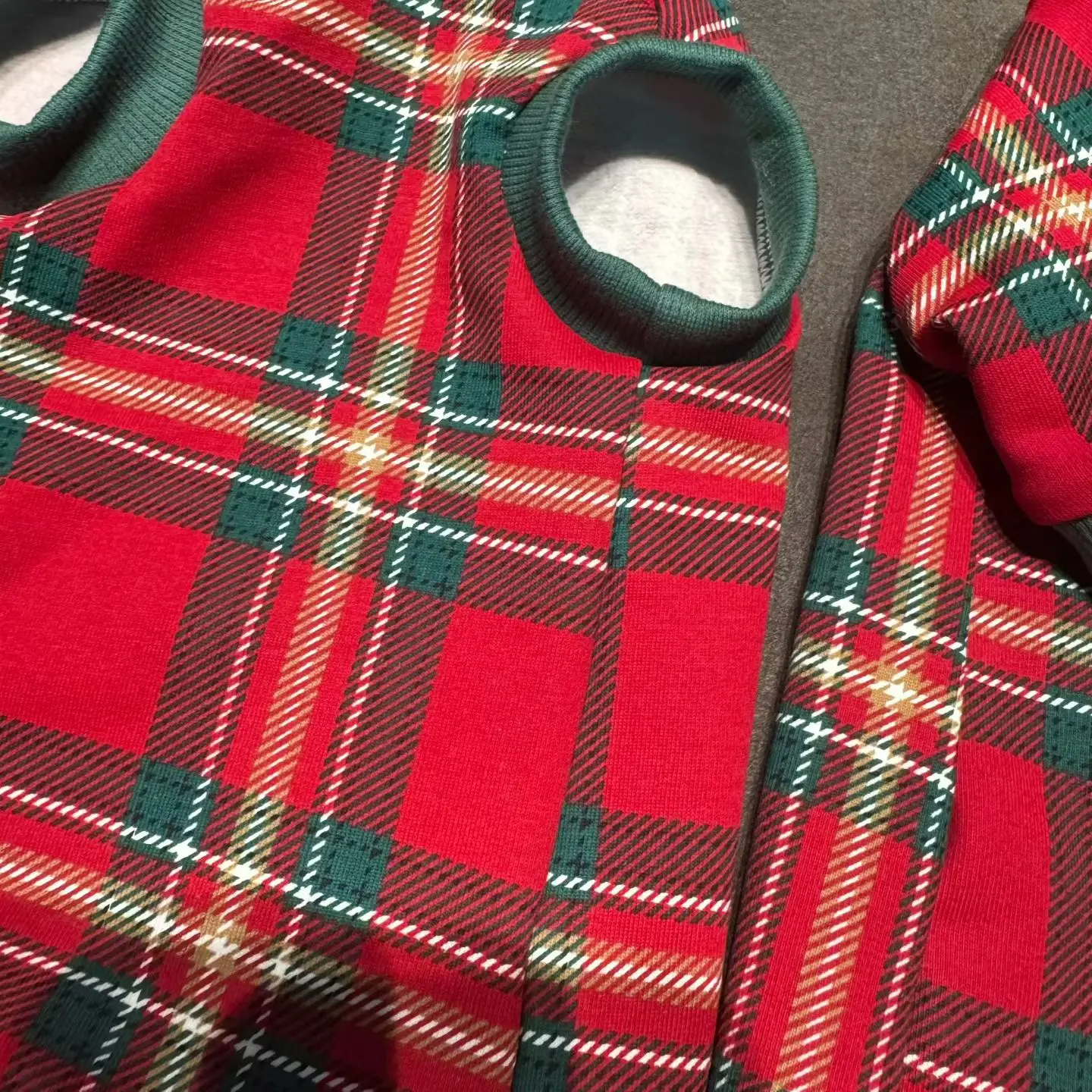 Camiseta navideña de cuadros para gatos sin pelo – Jersey rojo y verde para Devon Rex - imagen 4