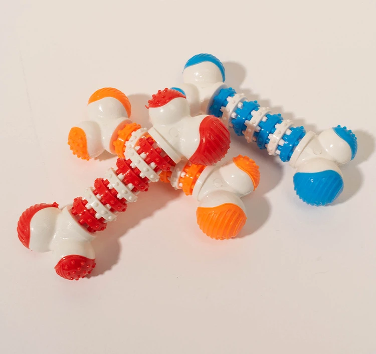 Un juguete rojo y azul blanco está sentado en una superficie blanca