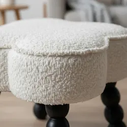 Taburete sherpa crema para gatos y perros con patas madera acolchado