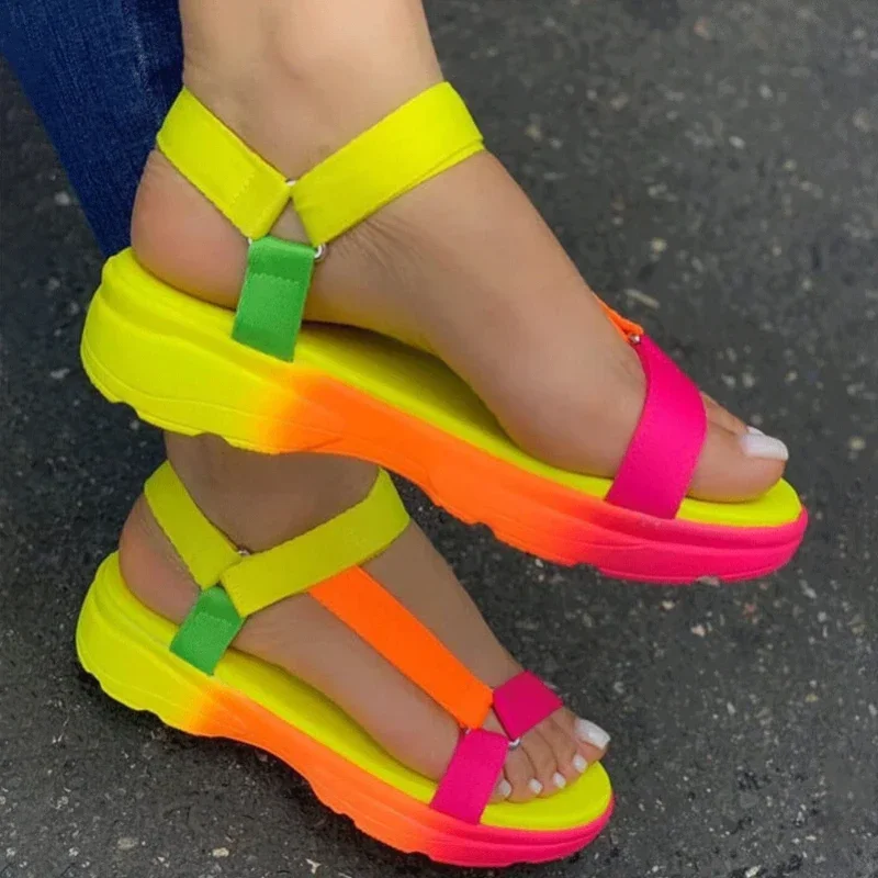 Zapatos de playa para mujer, sandalias de verano 2025, zapatos informales antideslizantes de varios colores, sandalias de punta abierta sólidas a la moda, cómodas para uso diario