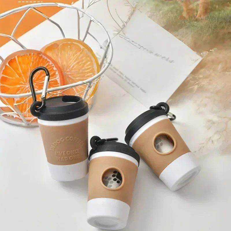 Dispensador portátil de bolsas para perros con taza café y paseos - imagen 4