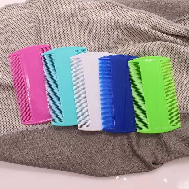 Detalle de las púas finas del peine antipulgas