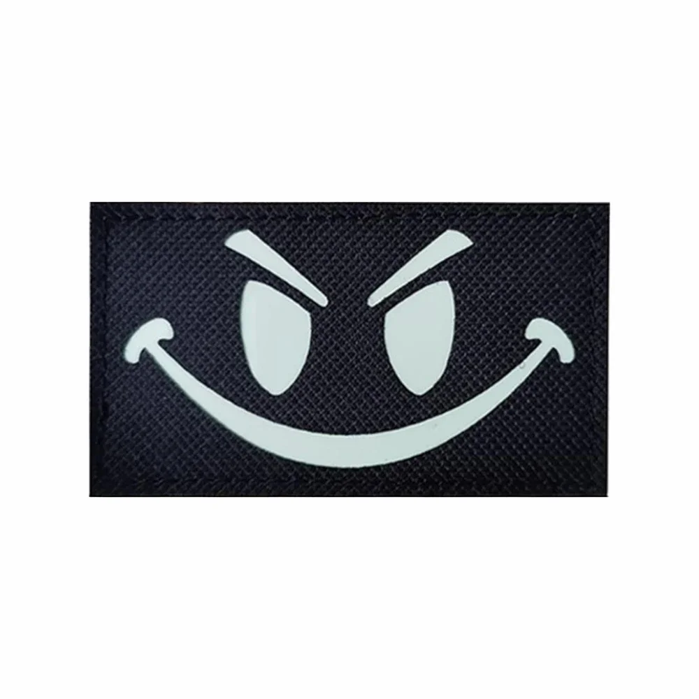 Parche reflectante con bandera de sonrisa malvada, insignia para brazalete que brilla en la oscuridad, apliques de adorno, parche IR táctico militar de 4 colores - imagen 4