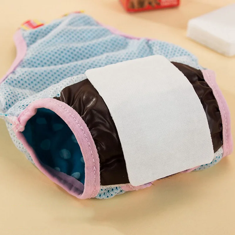 Un pañal con una cubierta marrón y blanca