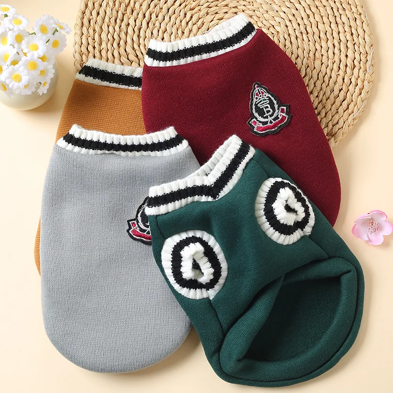 Suéter para mascotas con cuello en V de estilo universitario, chaleco tipo jersey de punto cálido para perros y gatitos, prendas de punto acogedoras con temática navideña para cachorros - imagen 3