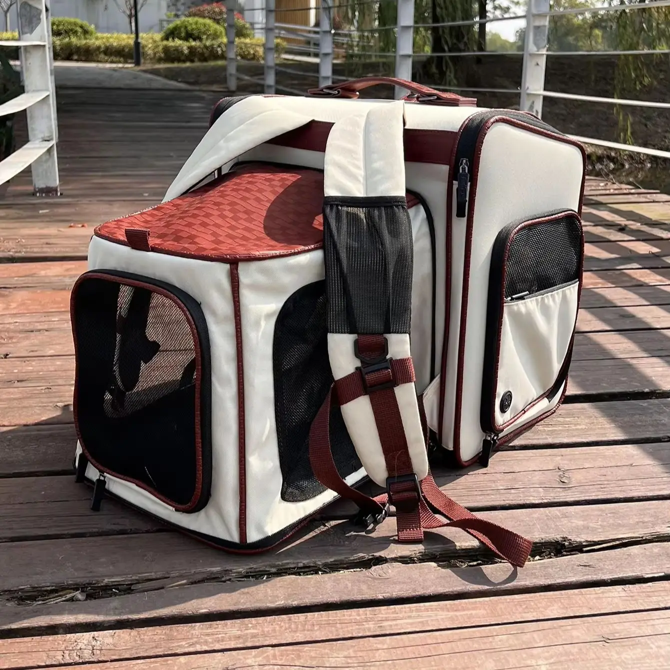 PEDFULED Mochila expandible para mascotas de cuero PU premium Aberturas laterales de doble cara, panel trasero expandible Ideal para gatos y perros pequeños - imagen 4