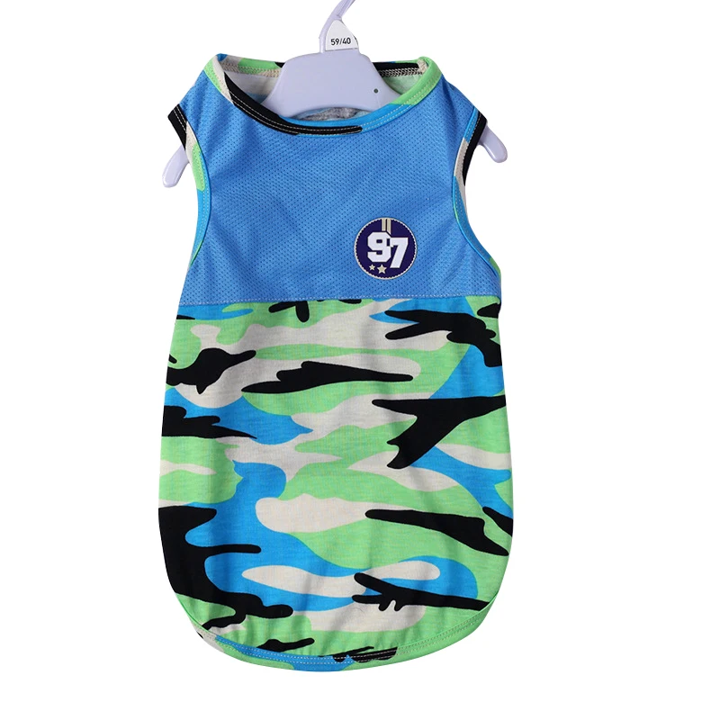 Un top sin mangas con estampado de camuflaje. El diseño de camuflaje incluye tonos de verde, negro y azul, que son colores típicos utilizados en patrones de estilo militar.