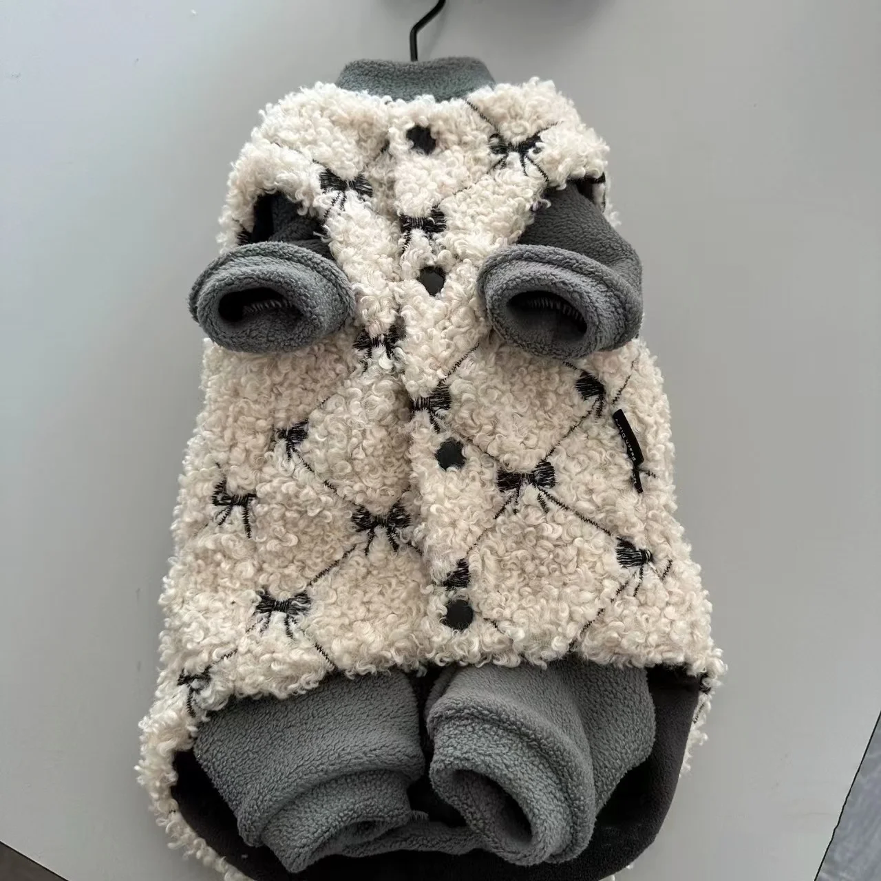 Dulce traje de invierno para gatas gruesas 4 patas Abrigo polar gris grueso de 4 patas Chaqueta de chaleco con lazo blanco para gatitos Mono suave para gato sin pelo - imagen 5