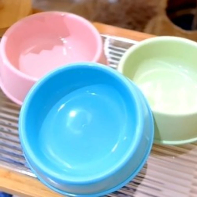 Cuenco elevado para perros y gatos - 45 °   Plato de agua de plástico para aliviar el cuello, alimentador grueso duradero para mascotas pequeñas y medianas, colores dulces - imagen 2