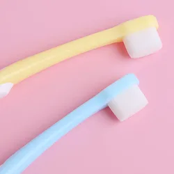 Cepillo de dientes para perros con cabezal pequeño y mango ergonómico