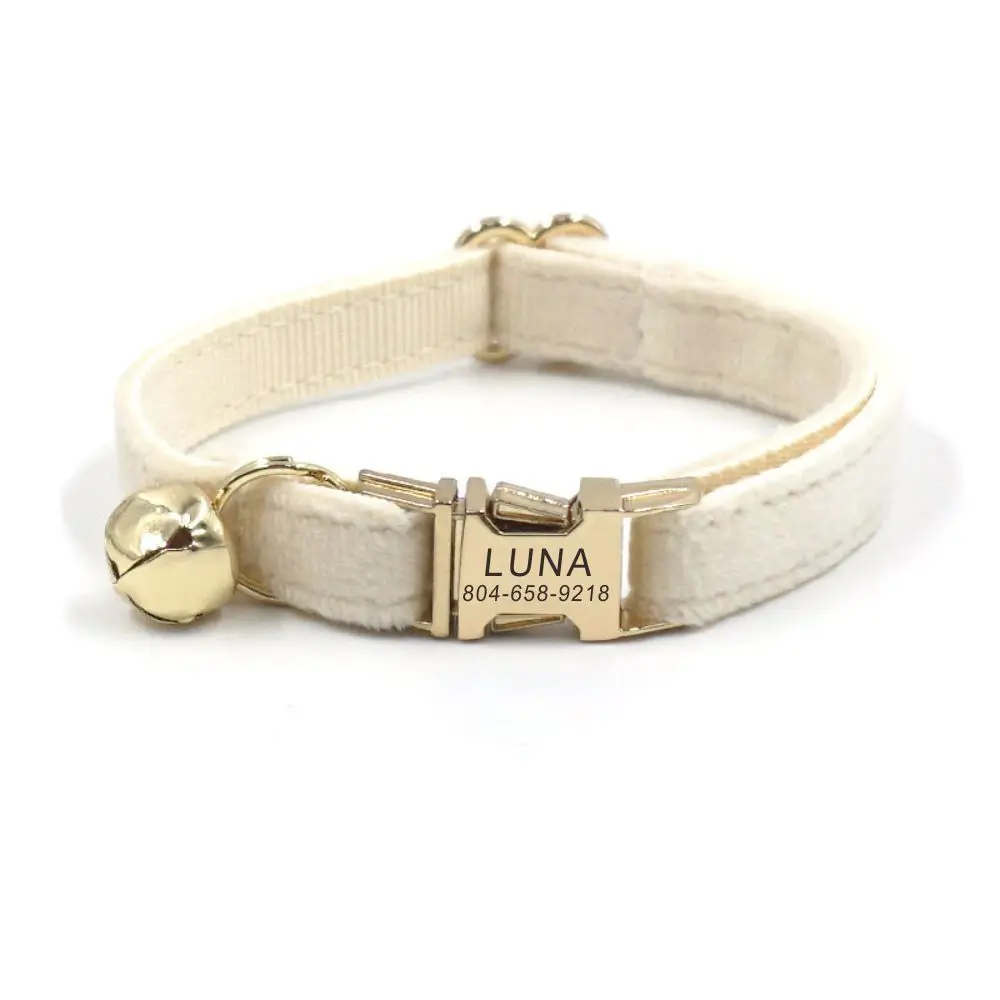 Collar de gato personalizado con campana, placa de identificación personalizada, hebilla de metal de identificación, collares de gato de terciopelo blanco crema ajustables con campana