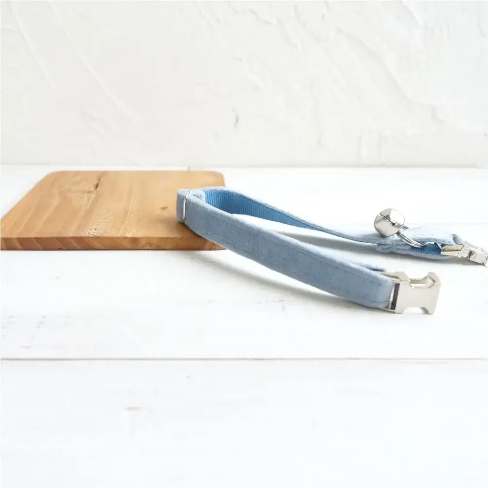 Collar de gato personalizado, contactos de nombre de identificación personalizados, hebilla de metal, collares de gato de terciopelo azul ajustables con campana - imagen 3