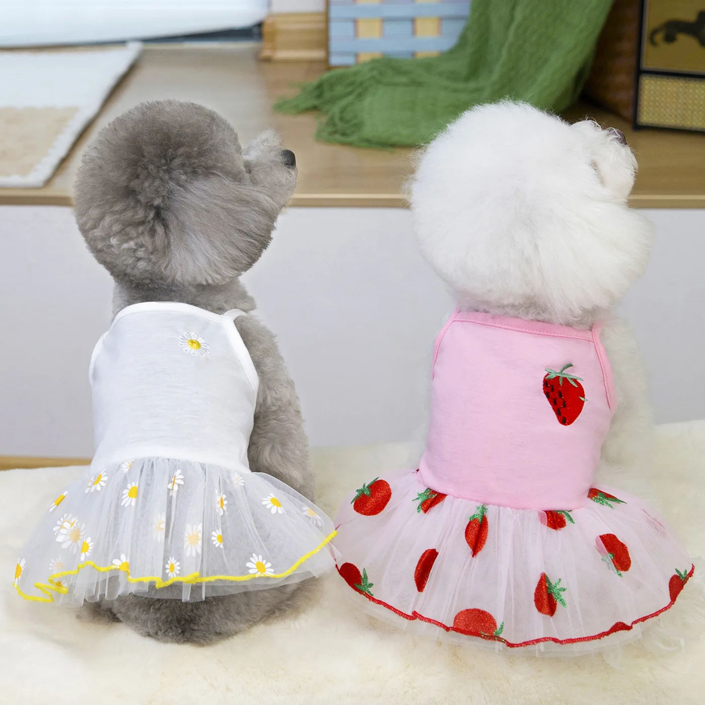 Vestido de malla de fresa para mascotas, vestido de princesa de primavera/verano, falda abombada con tirantes de verano para perros pequeños, ropa para perros pequeños